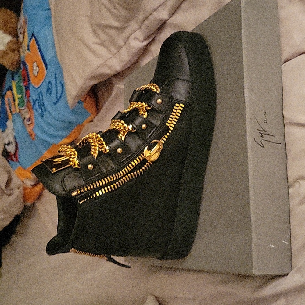 Guiseppe Zannoti gold laces sneakers